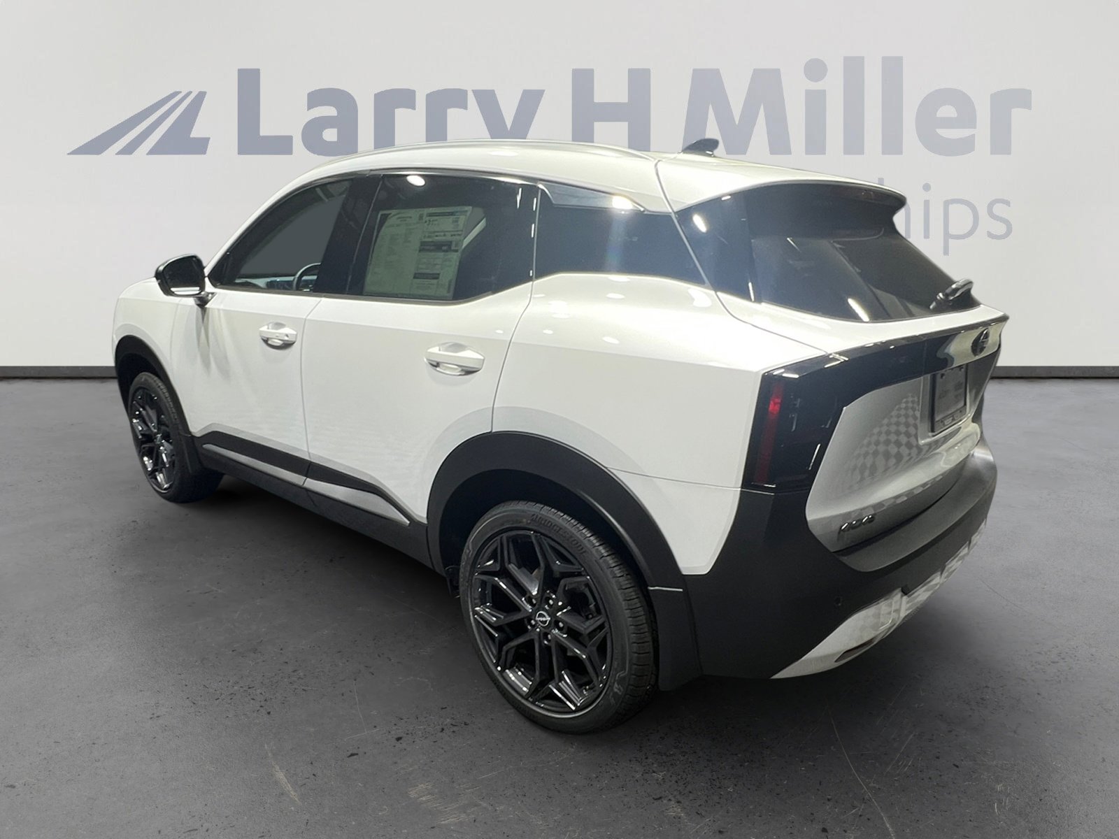 2026 Nissan Kicks SR photo 4