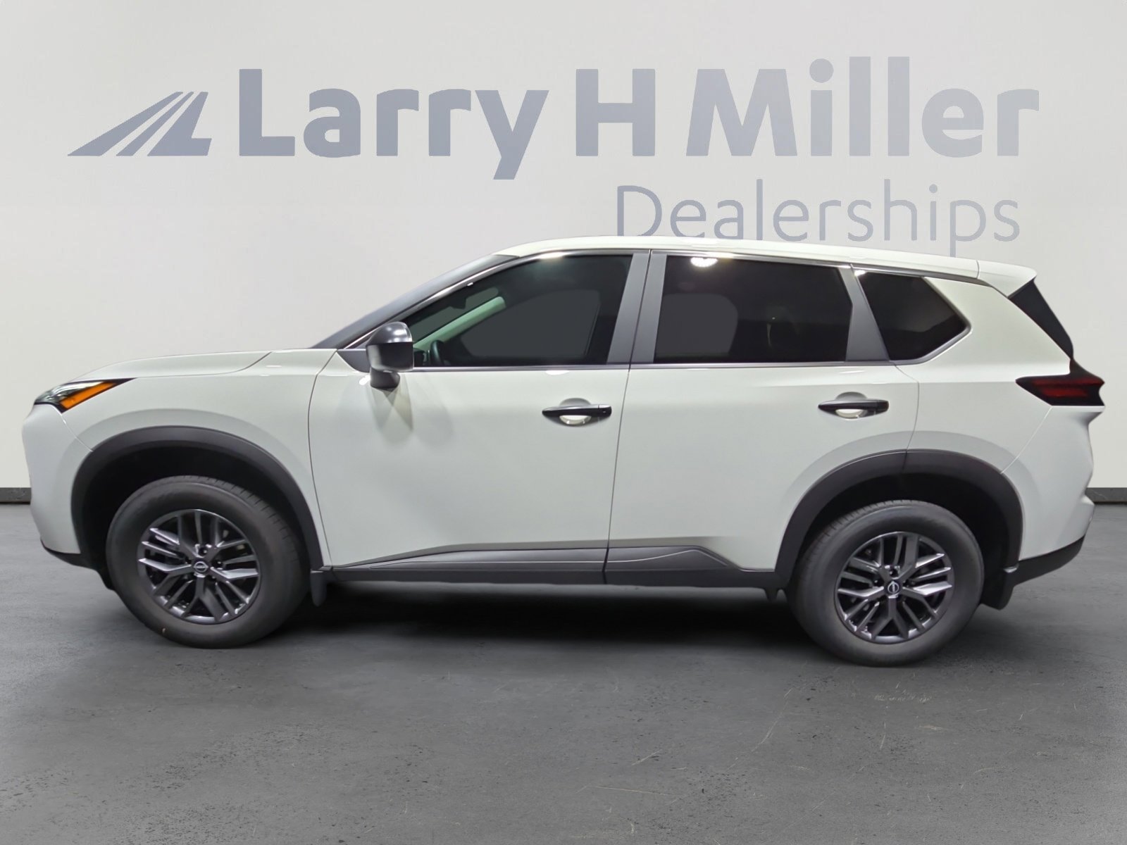 2026 Nissan Rogue S photo 3