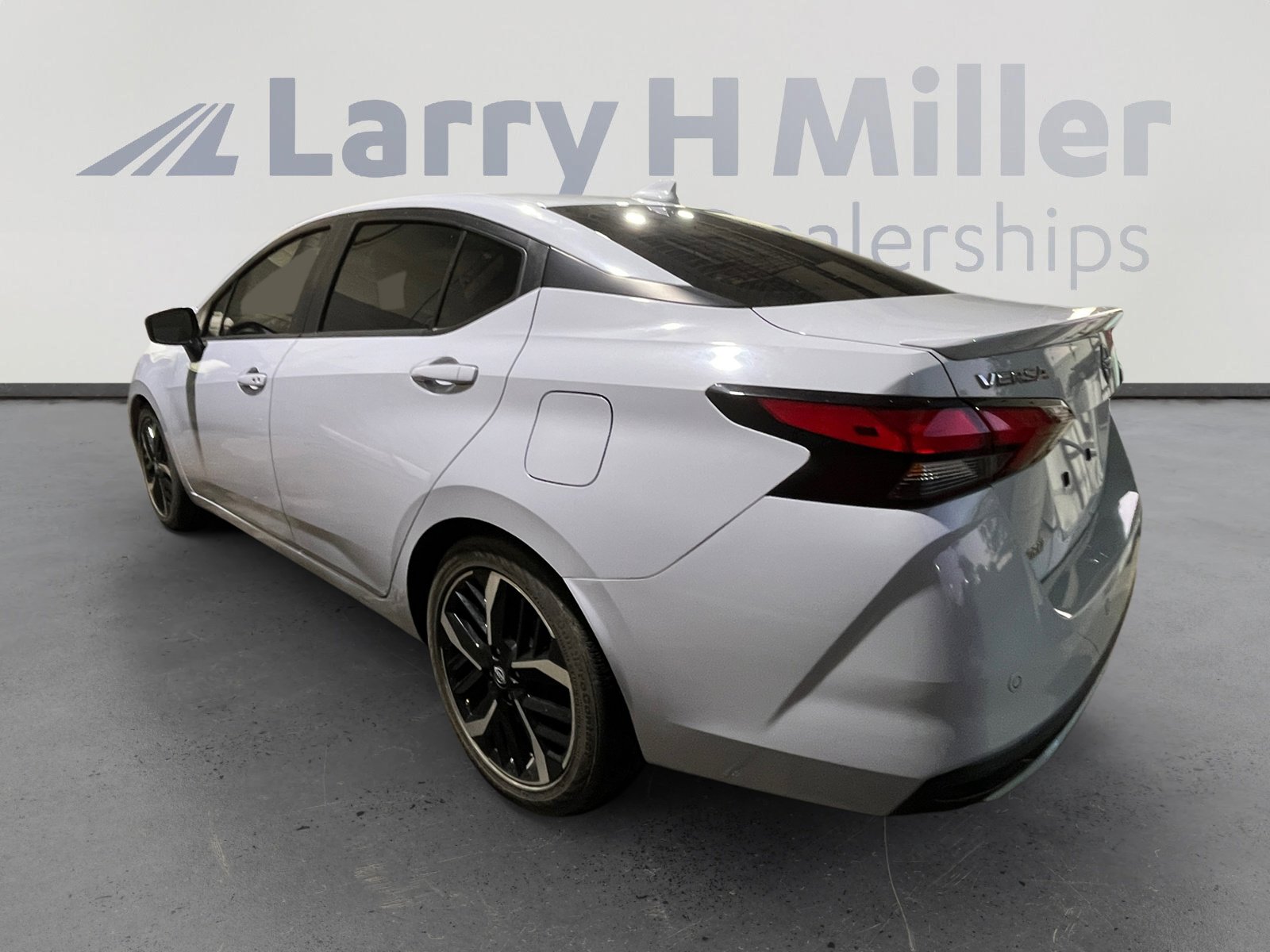 2023 Nissan Versa 1.6 SR photo 4