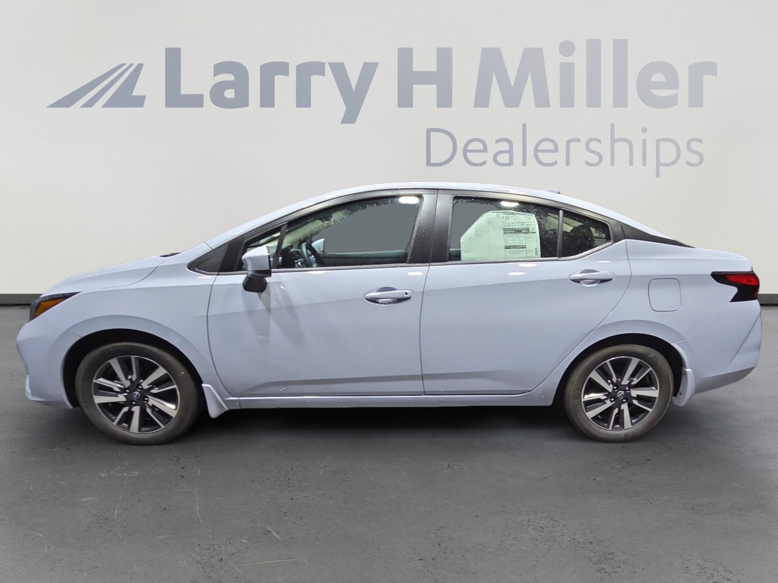 2025 Nissan Versa 1.6 SV photo 3