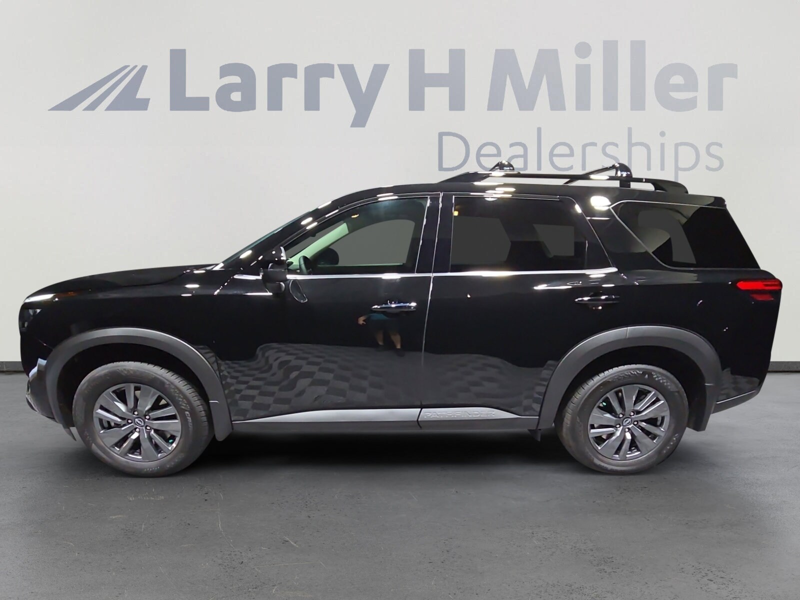 2025 Nissan Pathfinder SV photo 3