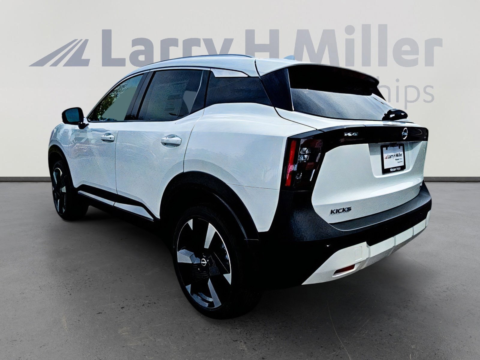 2025 Nissan Kicks SR photo 4