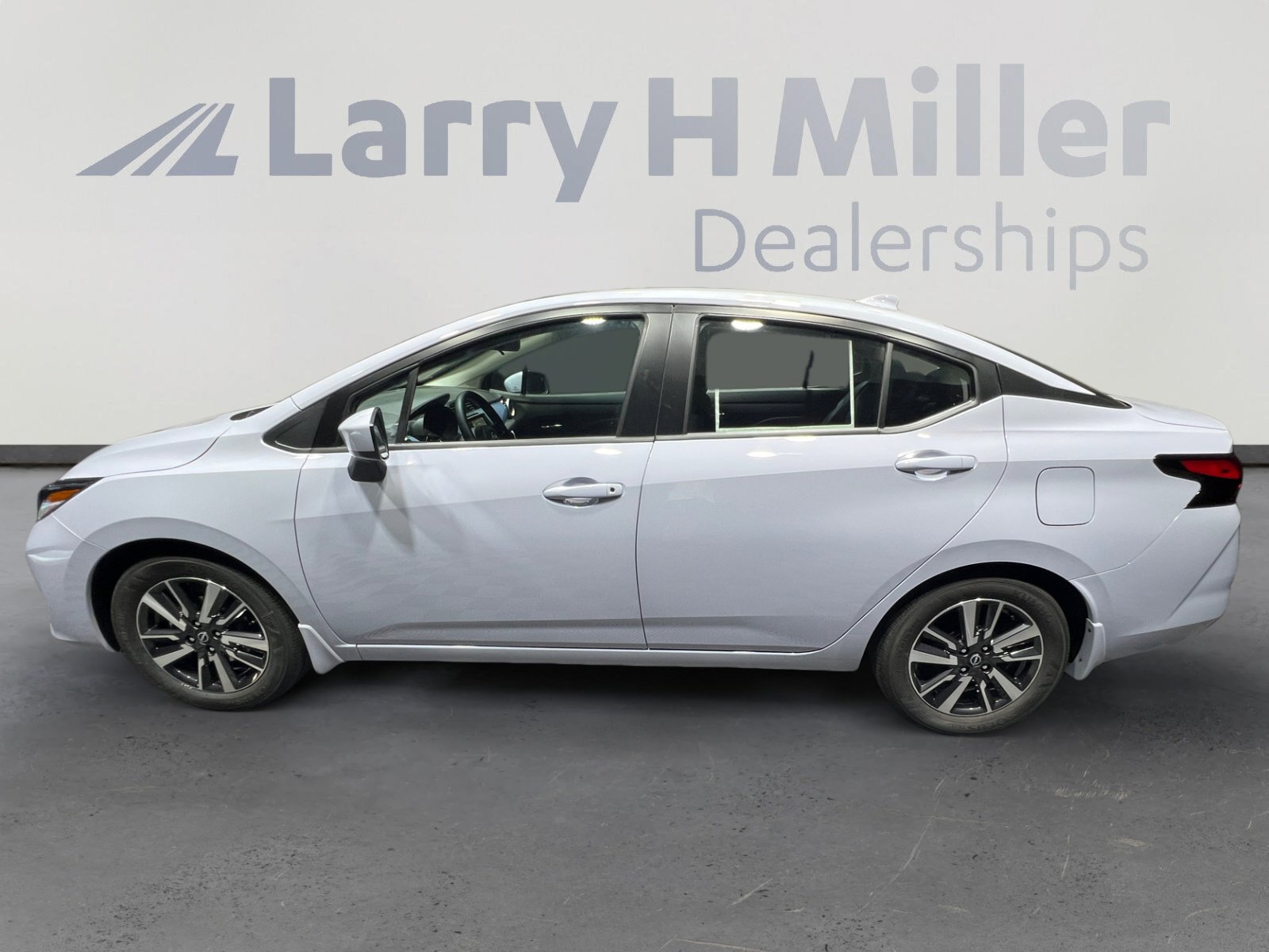 2025 Nissan Versa 1.6 SV photo 3