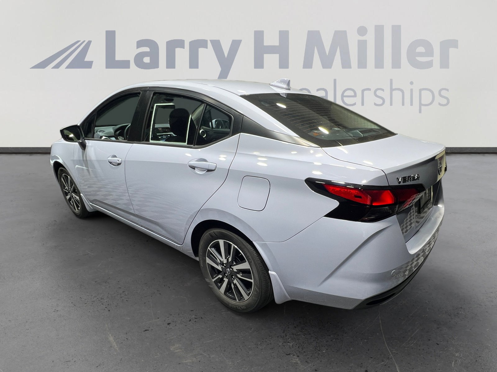 2025 Nissan Versa 1.6 SV photo 4