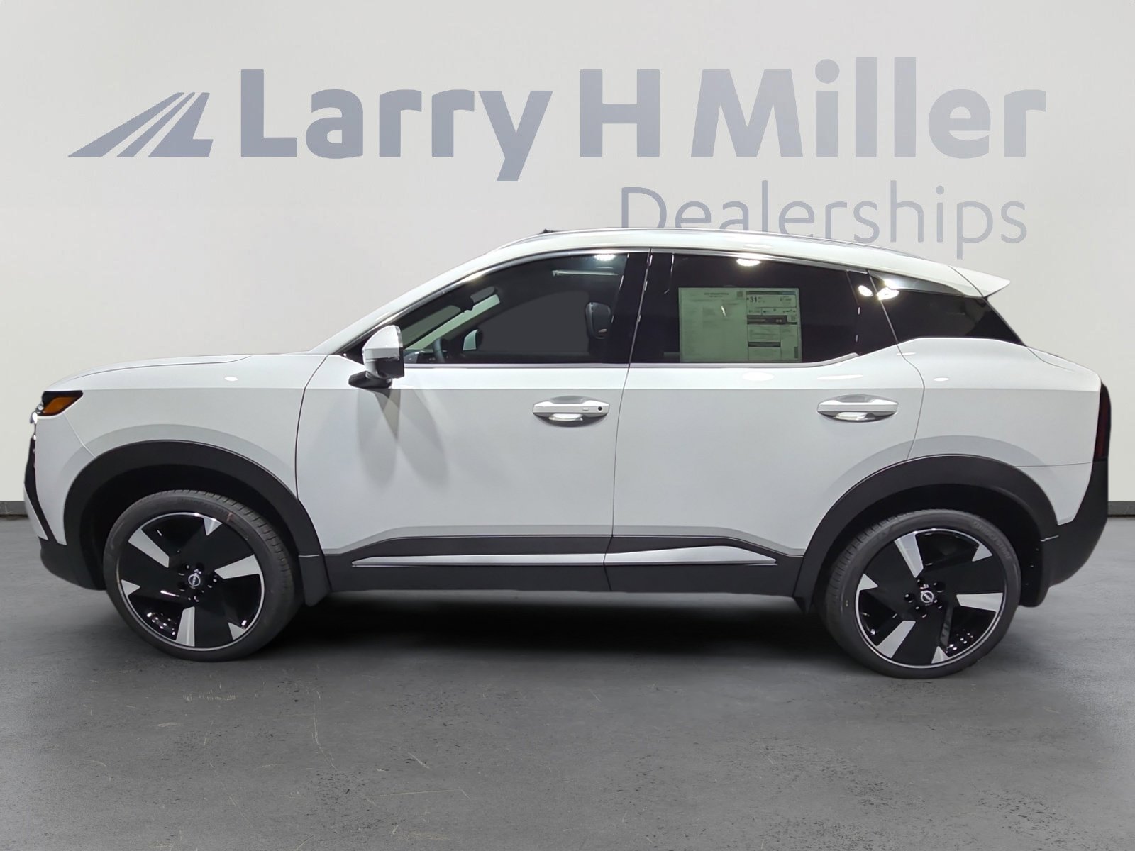 2025 Nissan Kicks SR photo 3