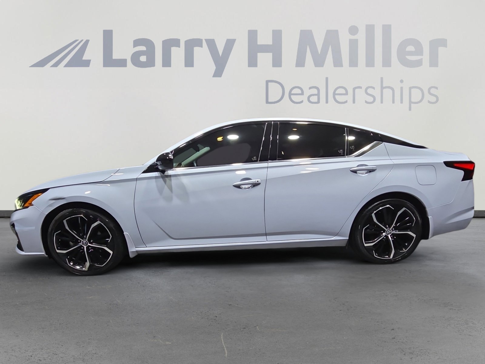 2023 Nissan Altima 2.5 SR photo 3