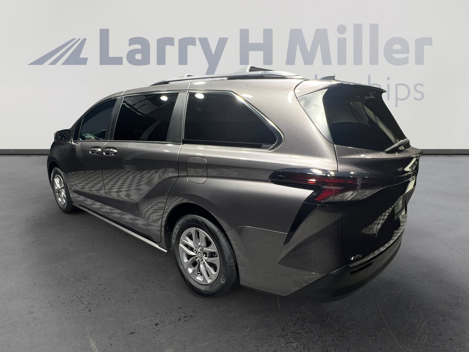 2023 Toyota Sienna LE photo 2