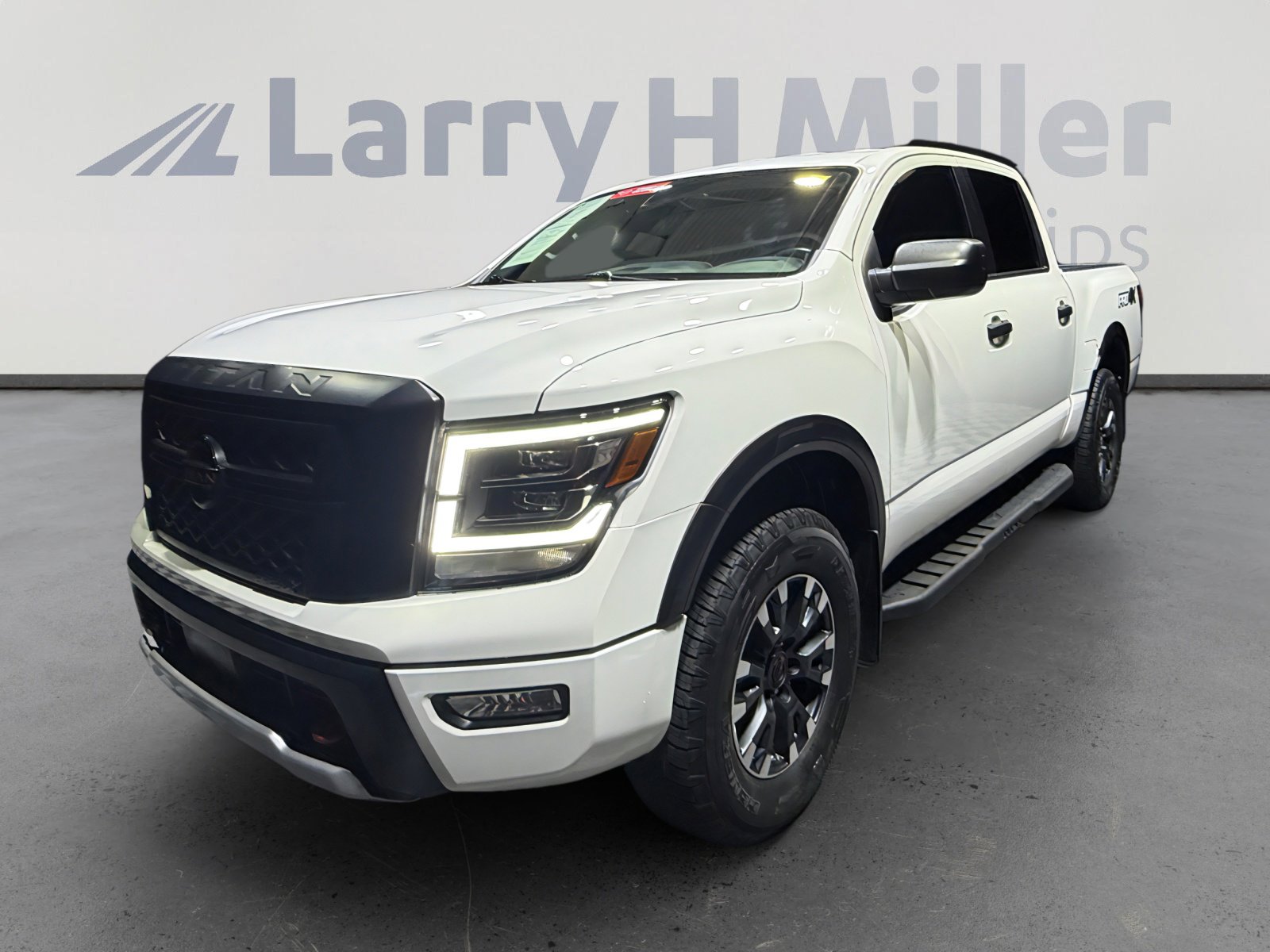 2024 Nissan Titan PRO-4X 4X4 Crew Cab's photo