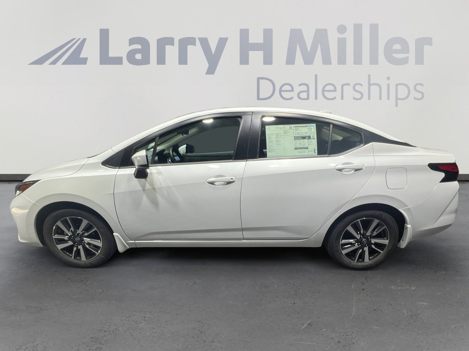 2025 Nissan Versa 1.6 SV photo 3
