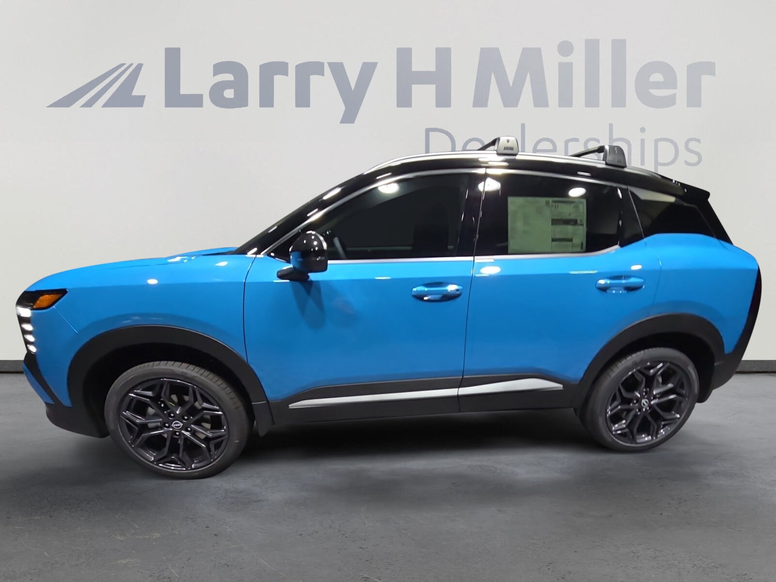 2026 Nissan Kicks SR photo 3