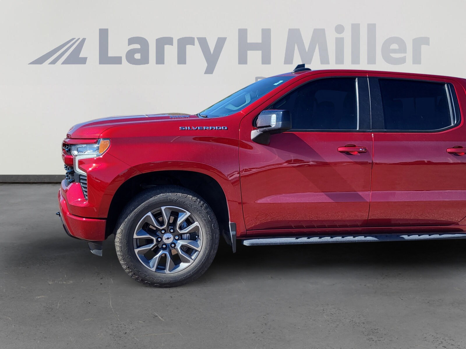 2023 Chevrolet Silverado 1500 RST photo 2
