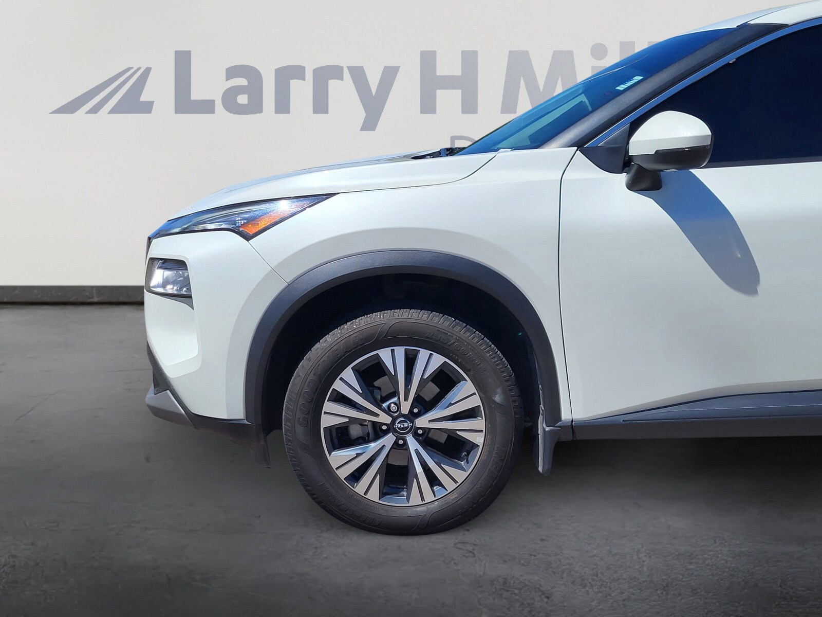 2022 Nissan Rogue SV photo 2
