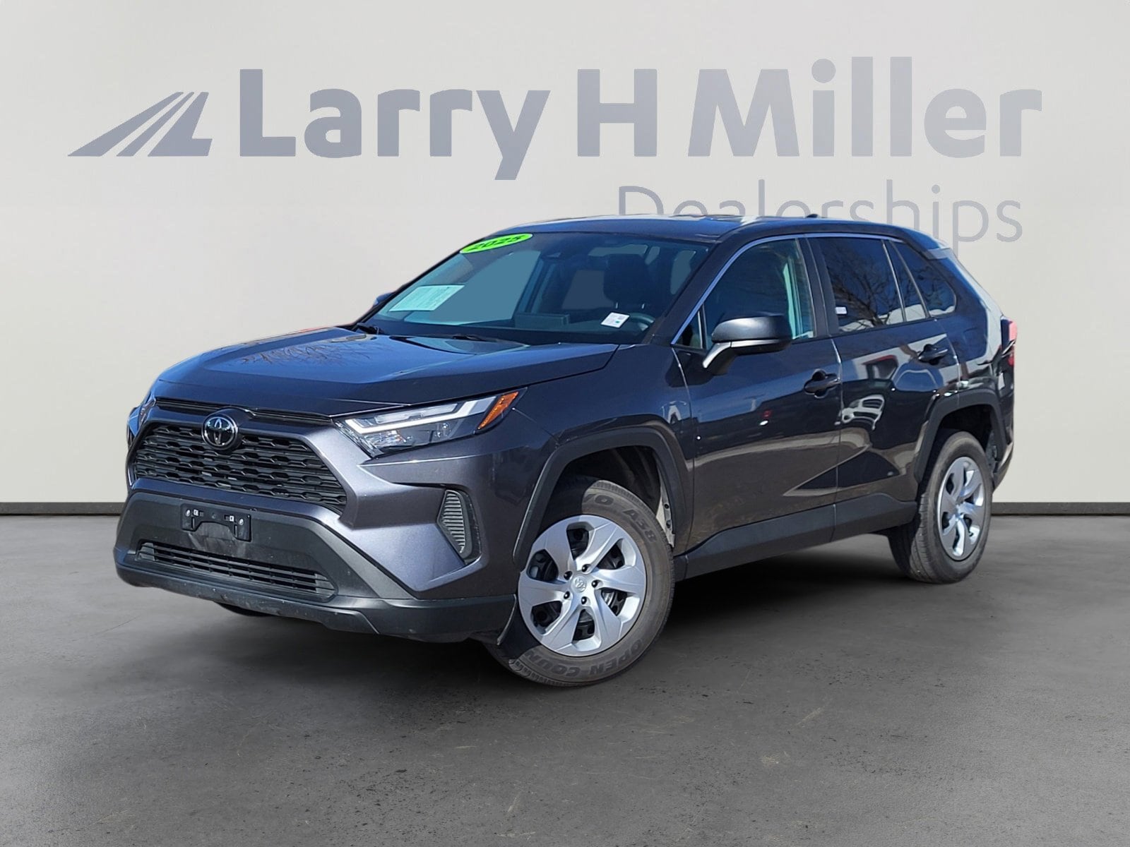 2025 Toyota RAV4 LE's photo