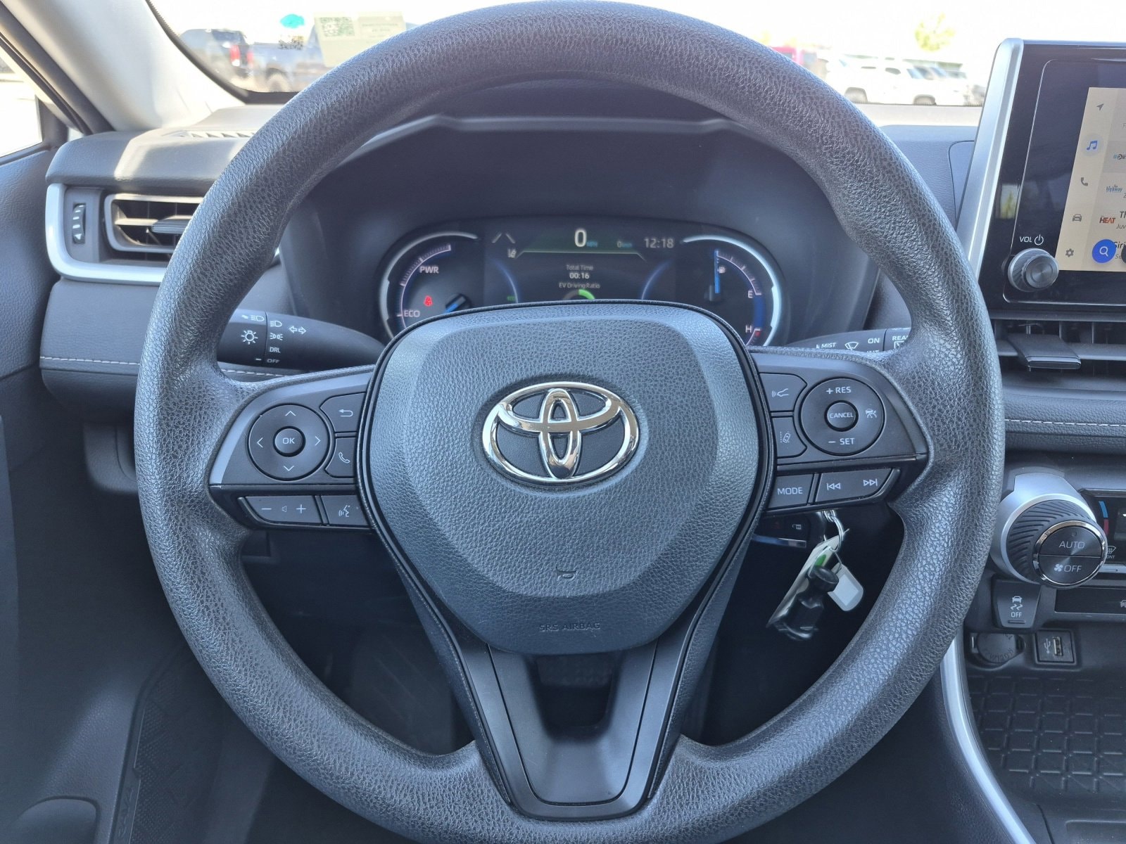 2025 Toyota RAV4 LE - Photo 9