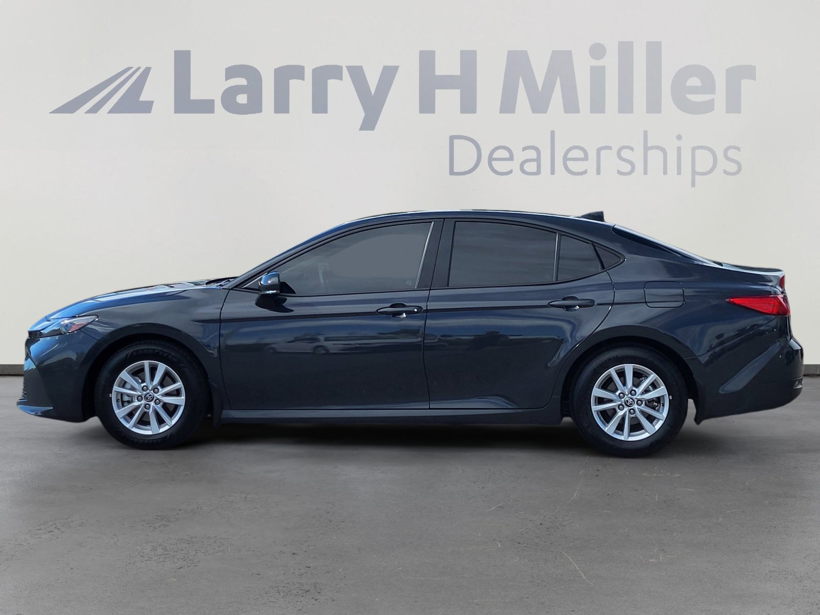 2025 Toyota Camry LE photo 3