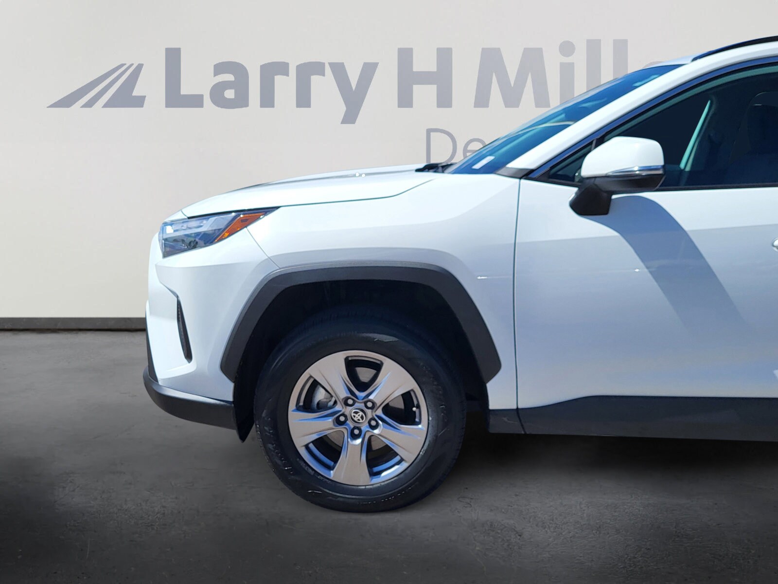 2024 Toyota RAV4 Hybrid XLE photo 2