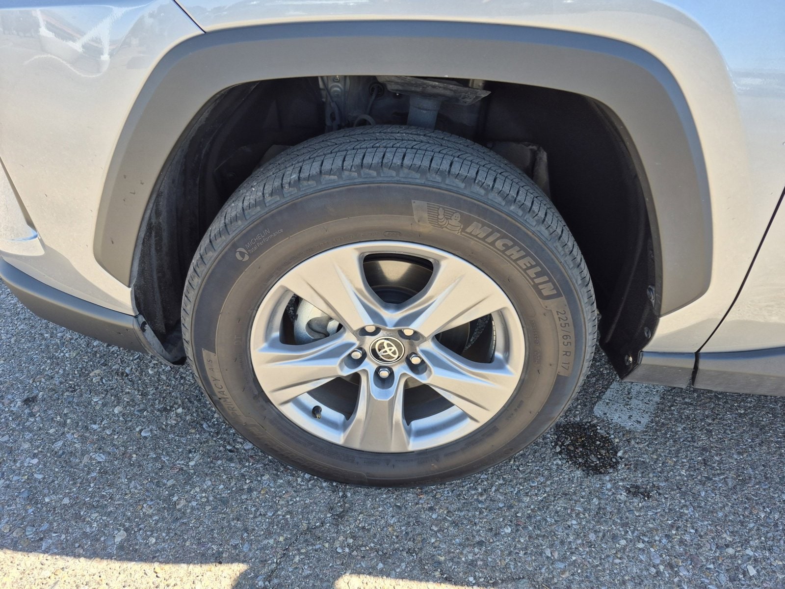 2025 Toyota RAV4 LE - Photo 24