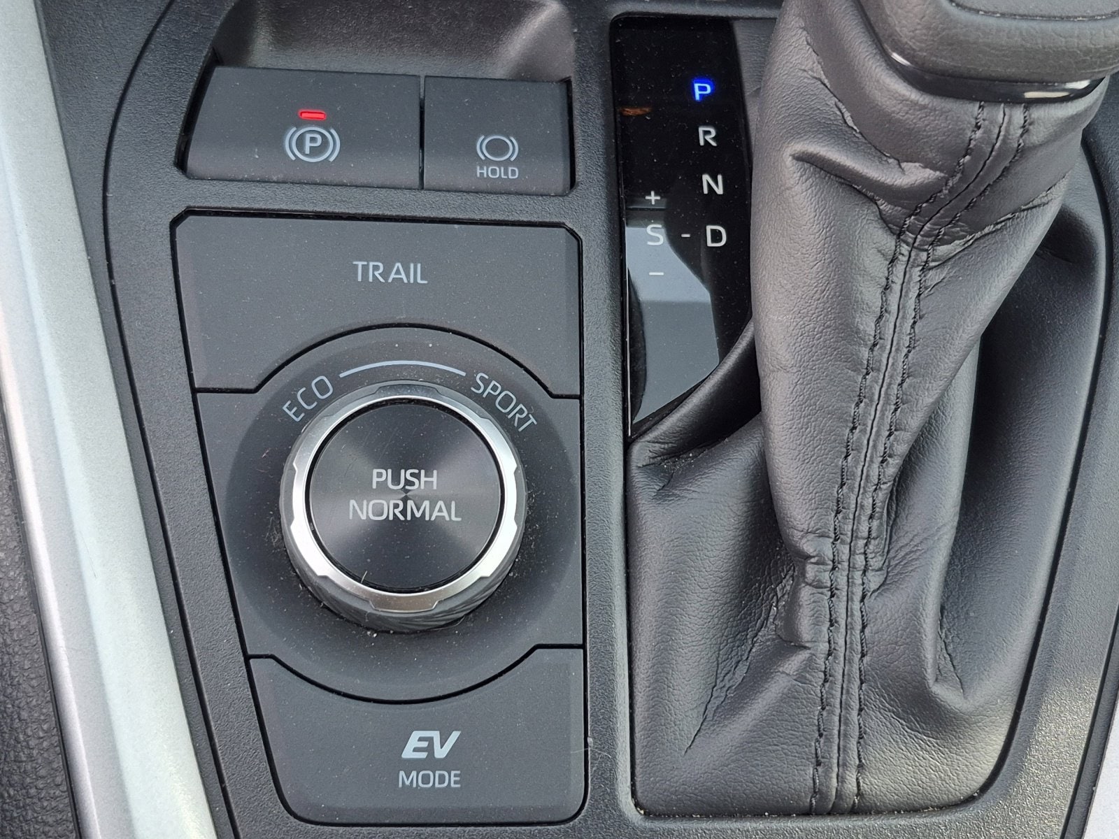 2025 Toyota RAV4 LE - Photo 31