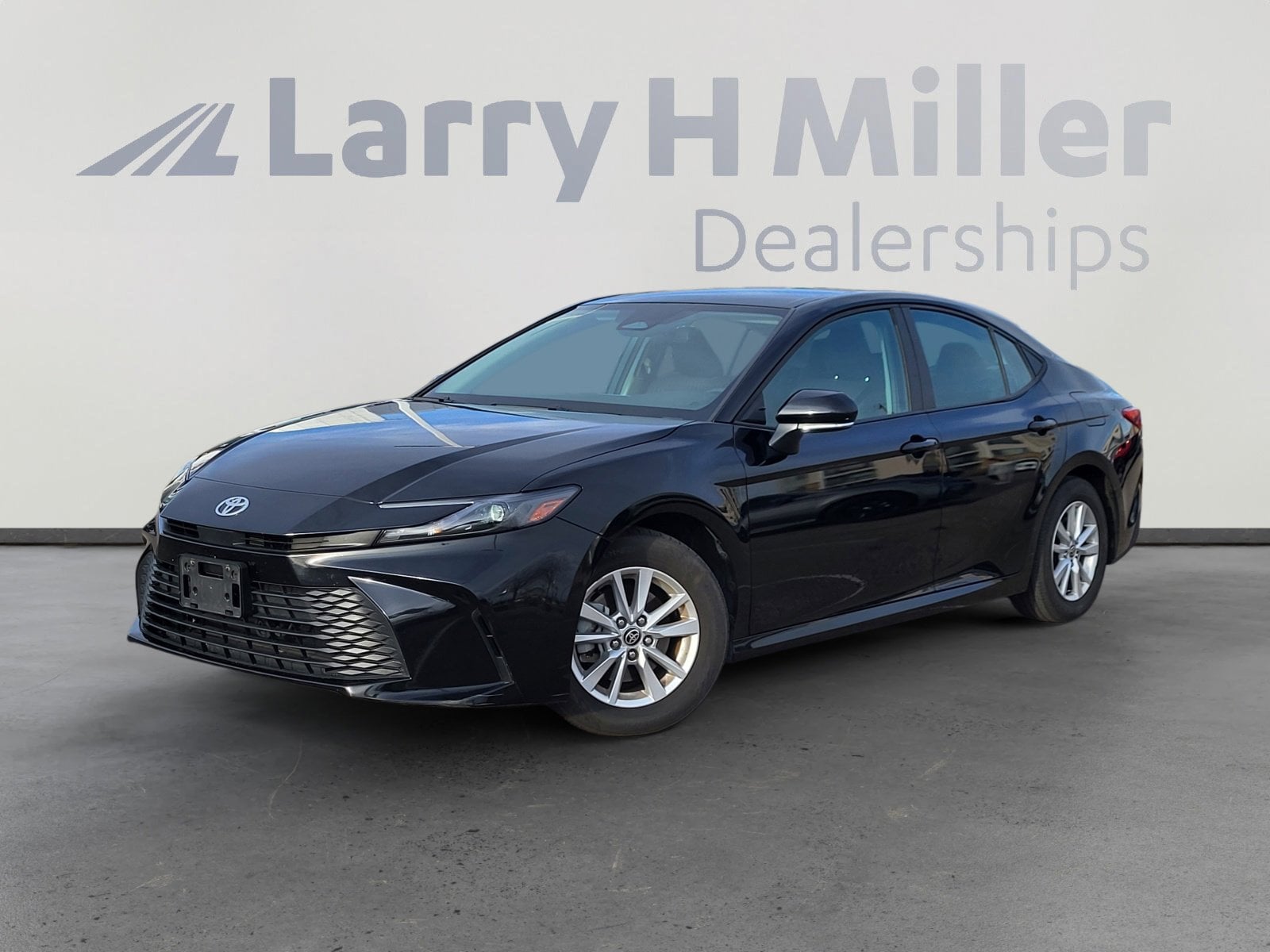 2025 Toyota Camry LE's photo