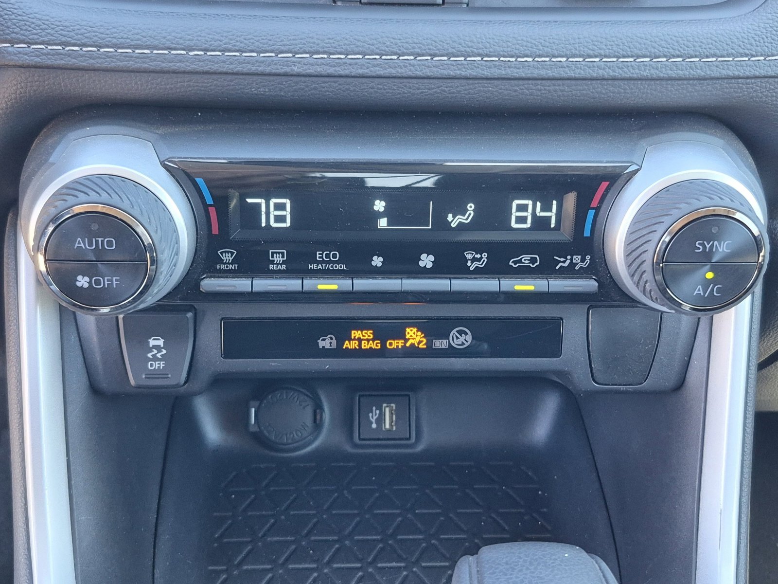 2025 Toyota RAV4 LE - Photo 31