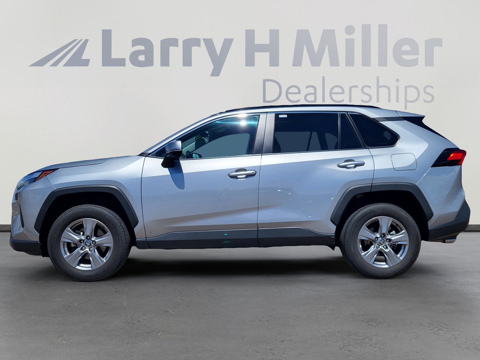 2024 Toyota RAV4 XLE photo 3
