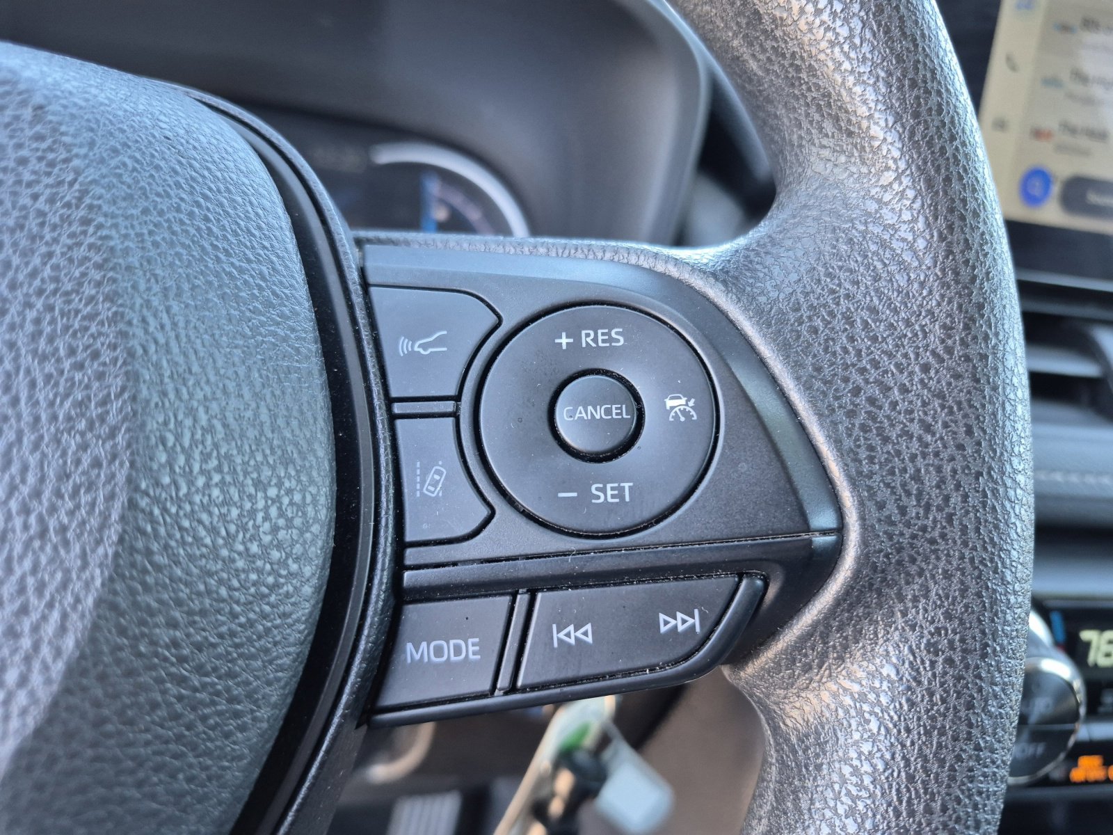 2025 Toyota RAV4 LE - Photo 27