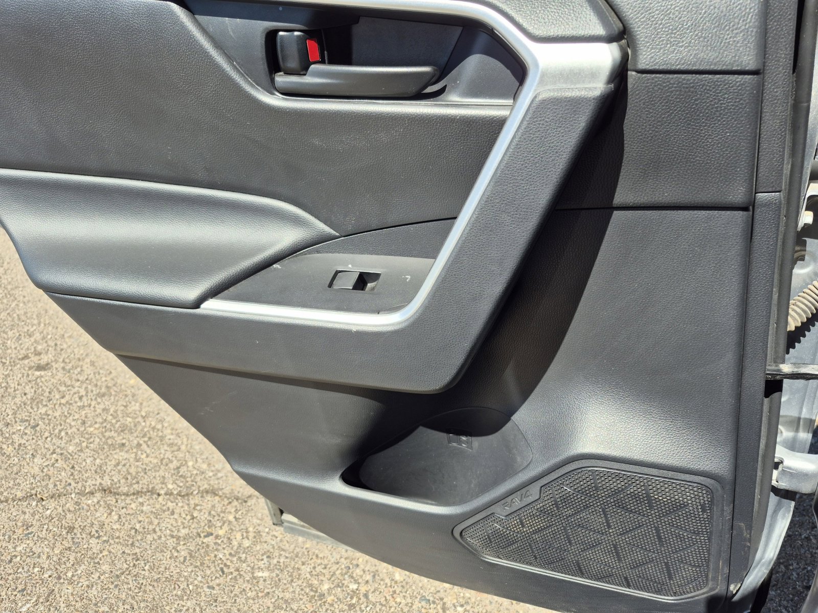 2025 Toyota RAV4 LE - Photo 19
