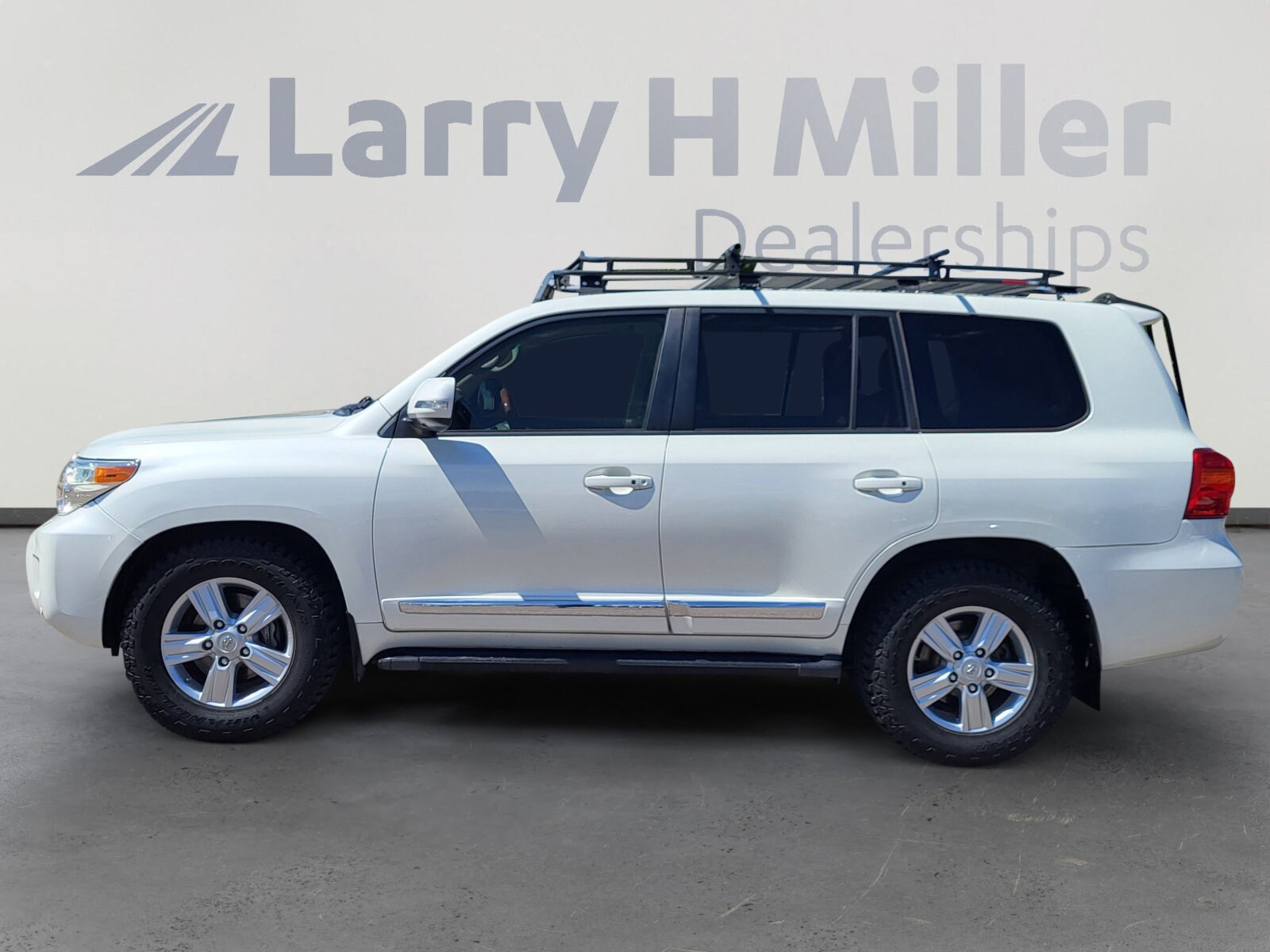 2013 Toyota Land Cruiser VX photo 2
