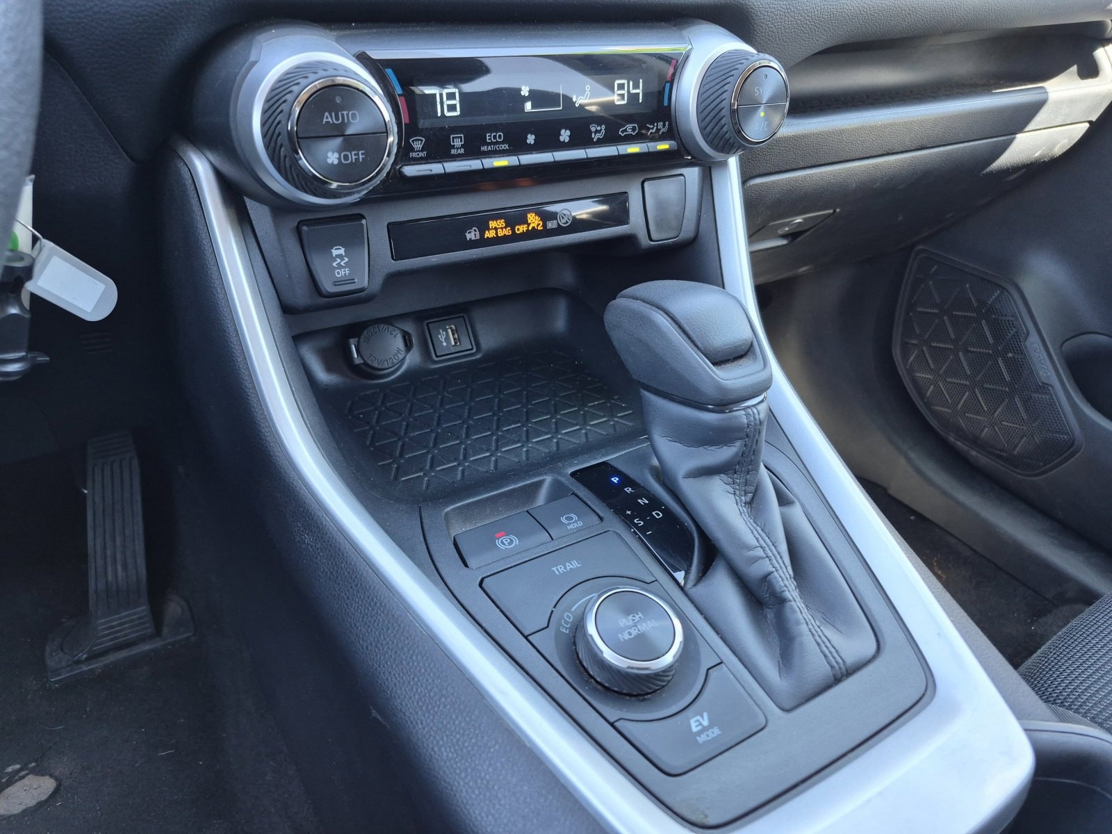 2025 Toyota RAV4 LE - Photo 12