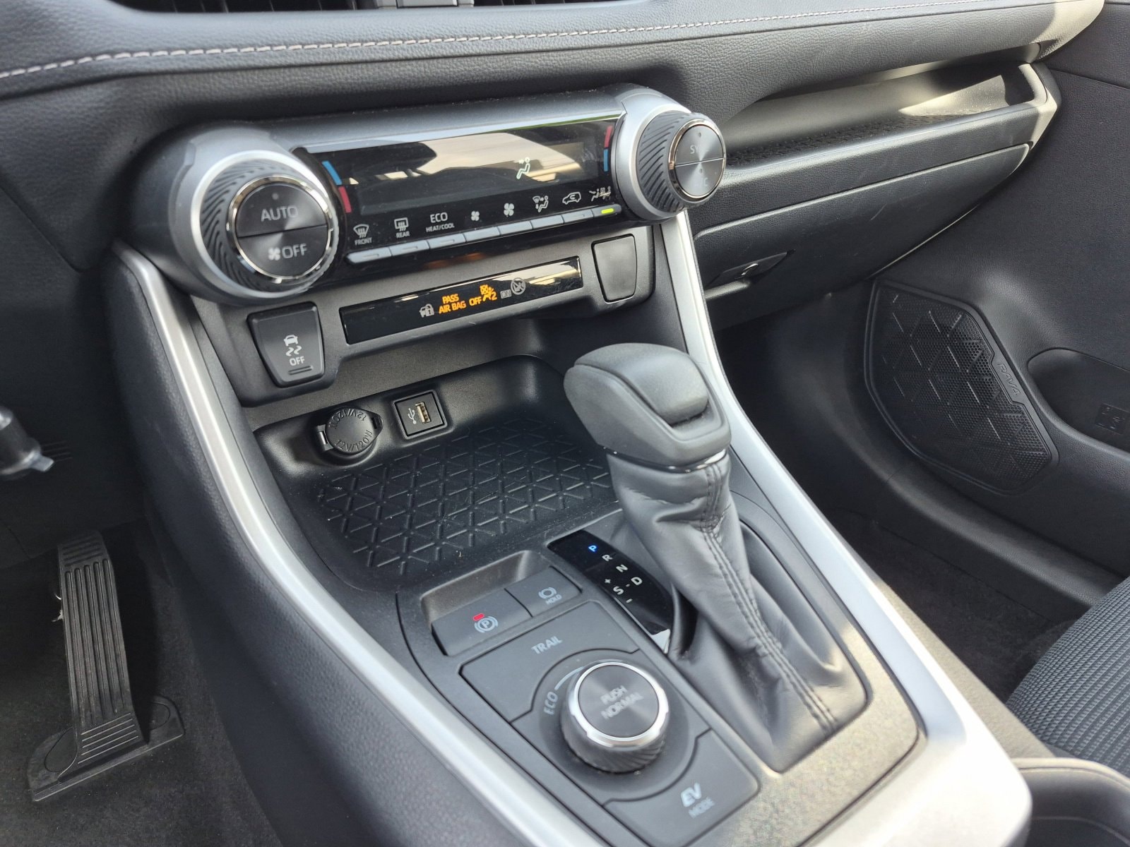 2025 Toyota RAV4 LE - Photo 12