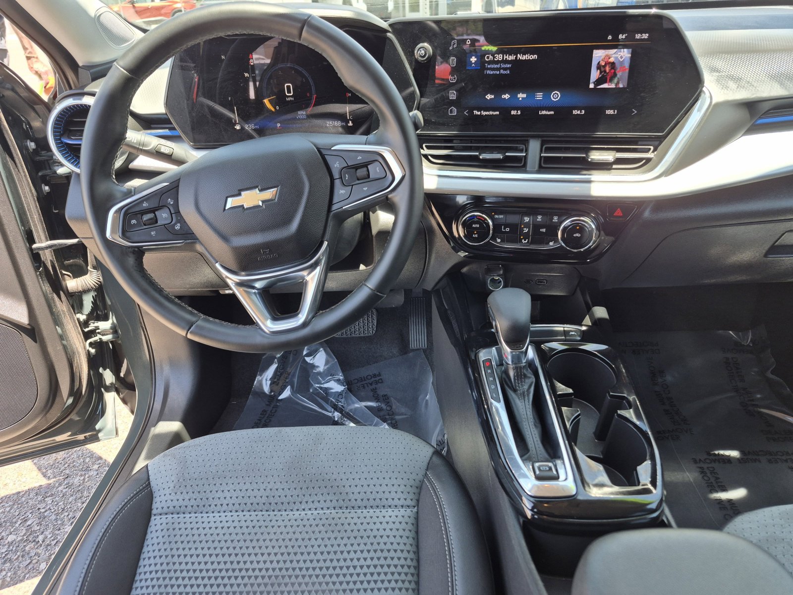 2025 Chevrolet Trax LT - Photo 18