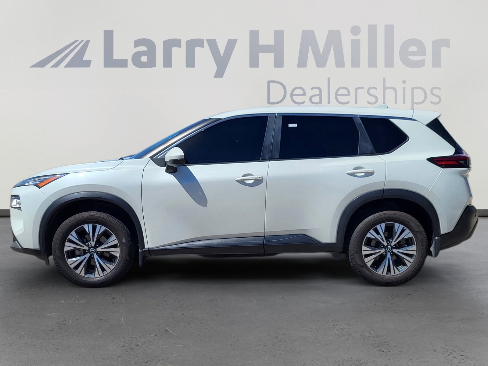 2022 Nissan Rogue SV photo 3