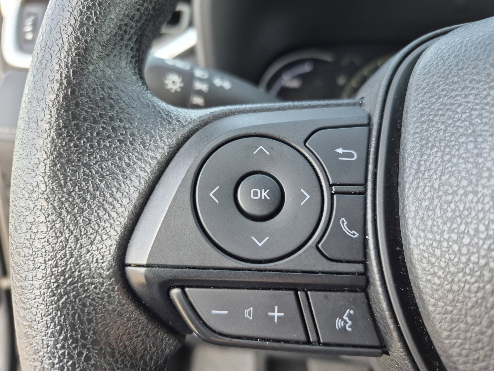 2025 Toyota RAV4 LE - Photo 26