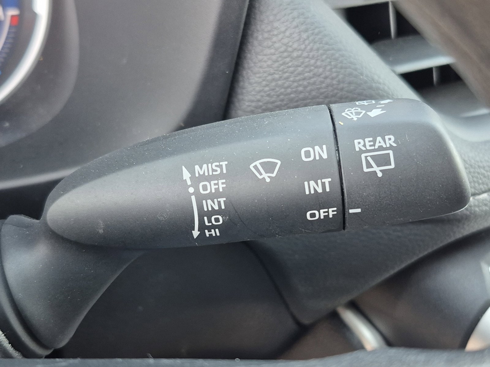 2025 Toyota RAV4 LE - Photo 32