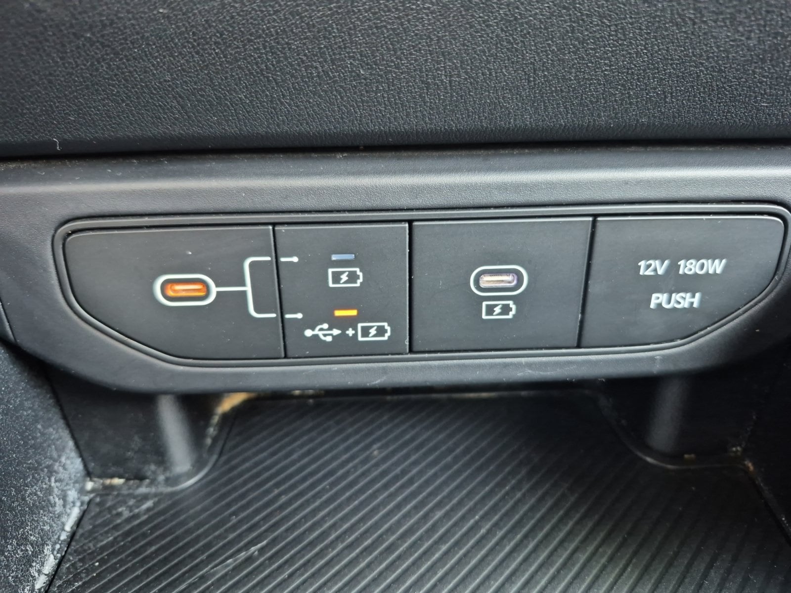 2025 Kia K4 LXS - Photo 34