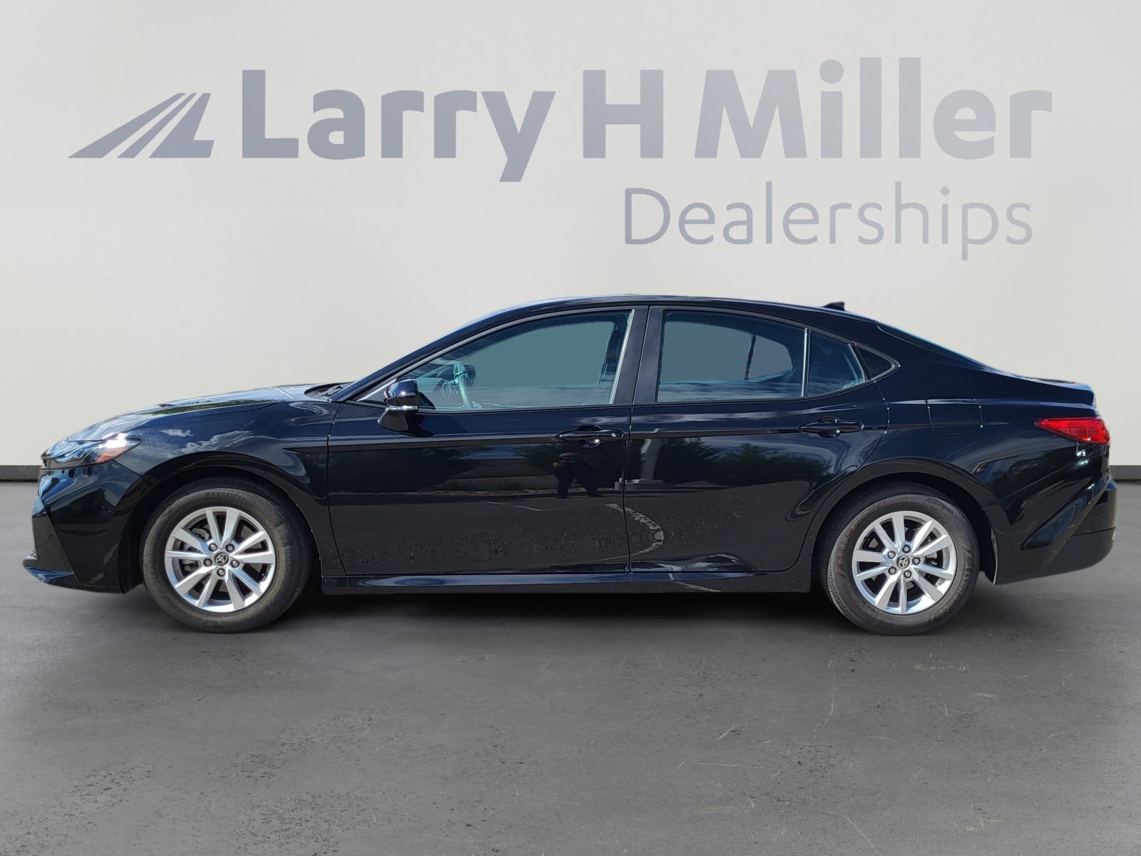 2025 Toyota Camry LE photo 3