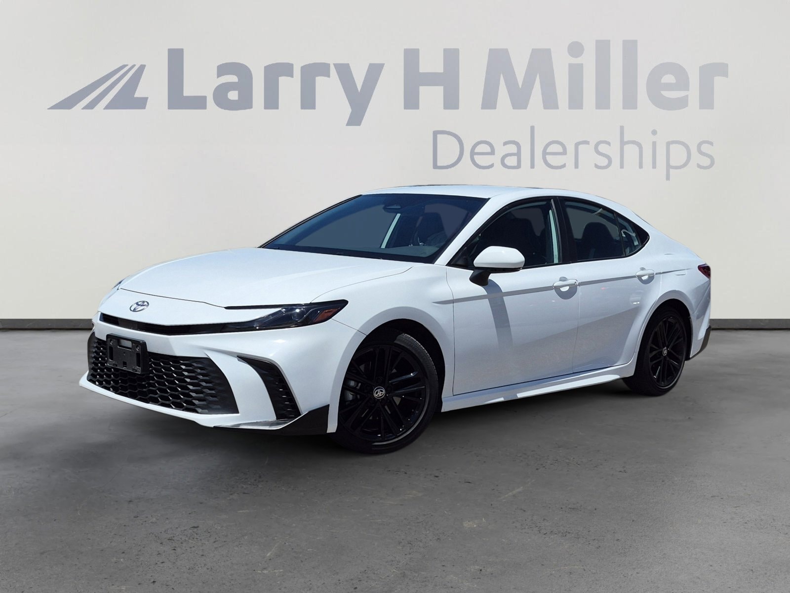 2025 Toyota Camry SE Hybrid's photo