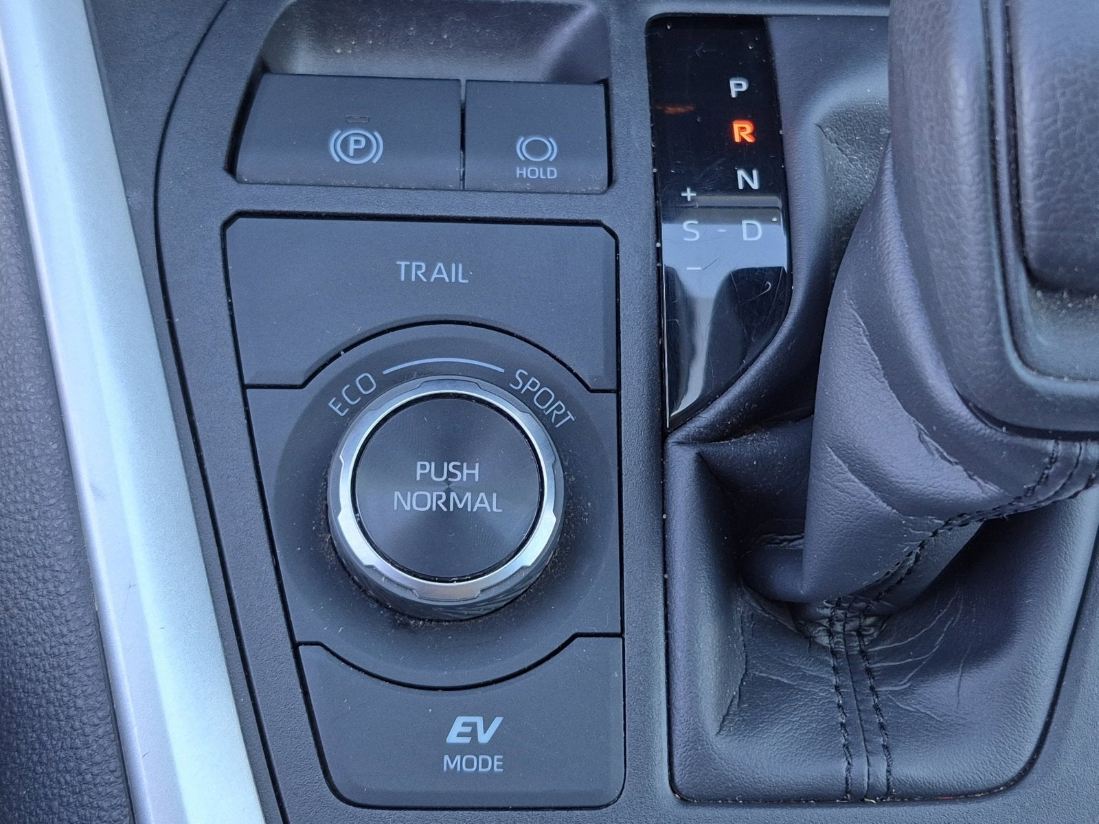 2025 Toyota RAV4 LE - Photo 32