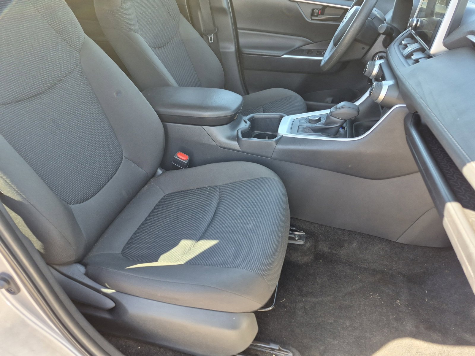2025 Toyota RAV4 LE - Photo 23