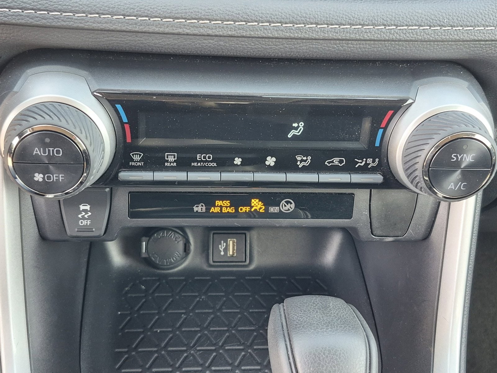 2025 Toyota RAV4 LE - Photo 30