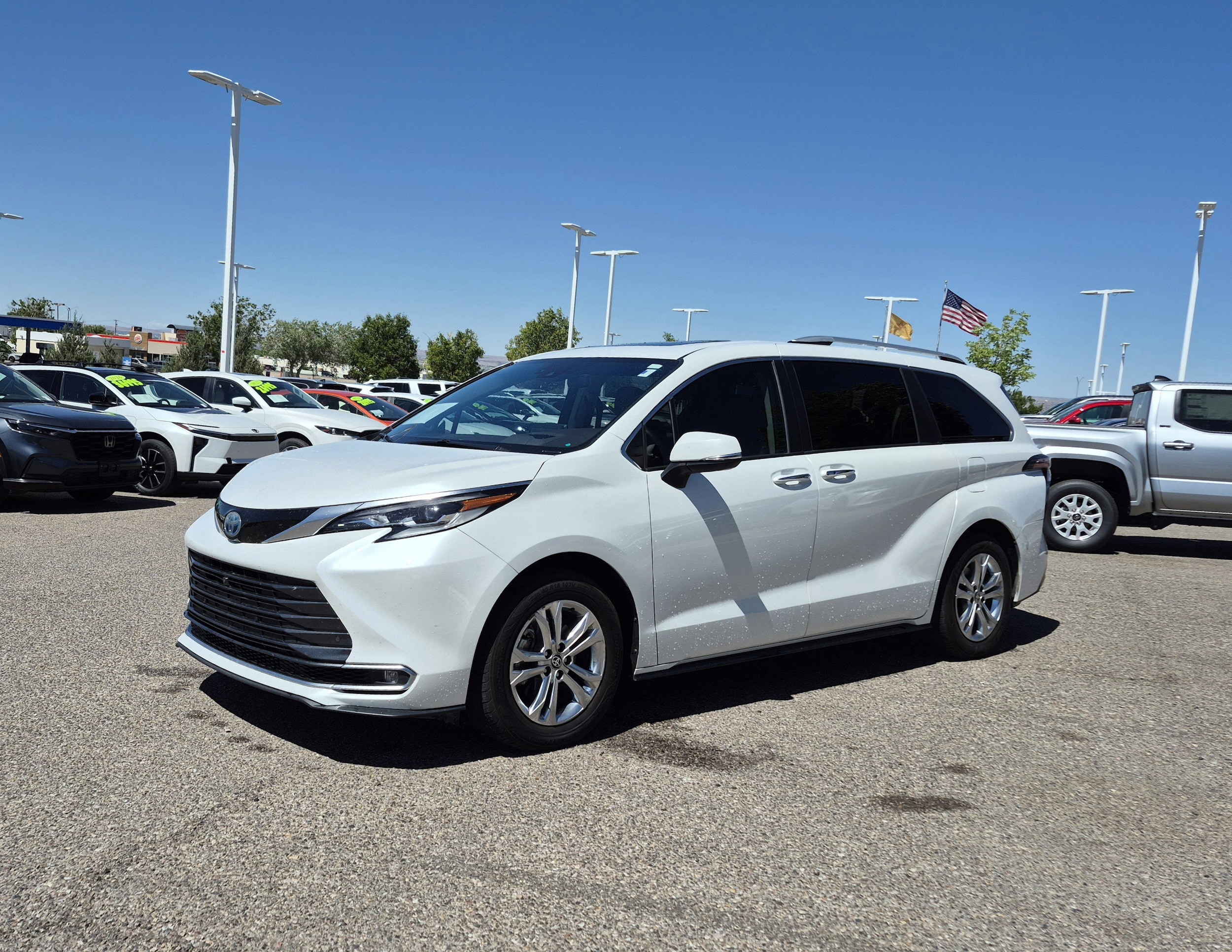 2022 Toyota Sienna Platinum 7-Passenger Hybrid AWD's photo