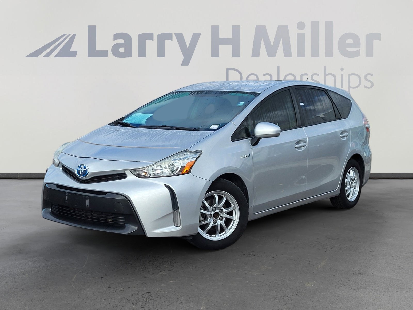 2015 Toyota Prius v Three's photo