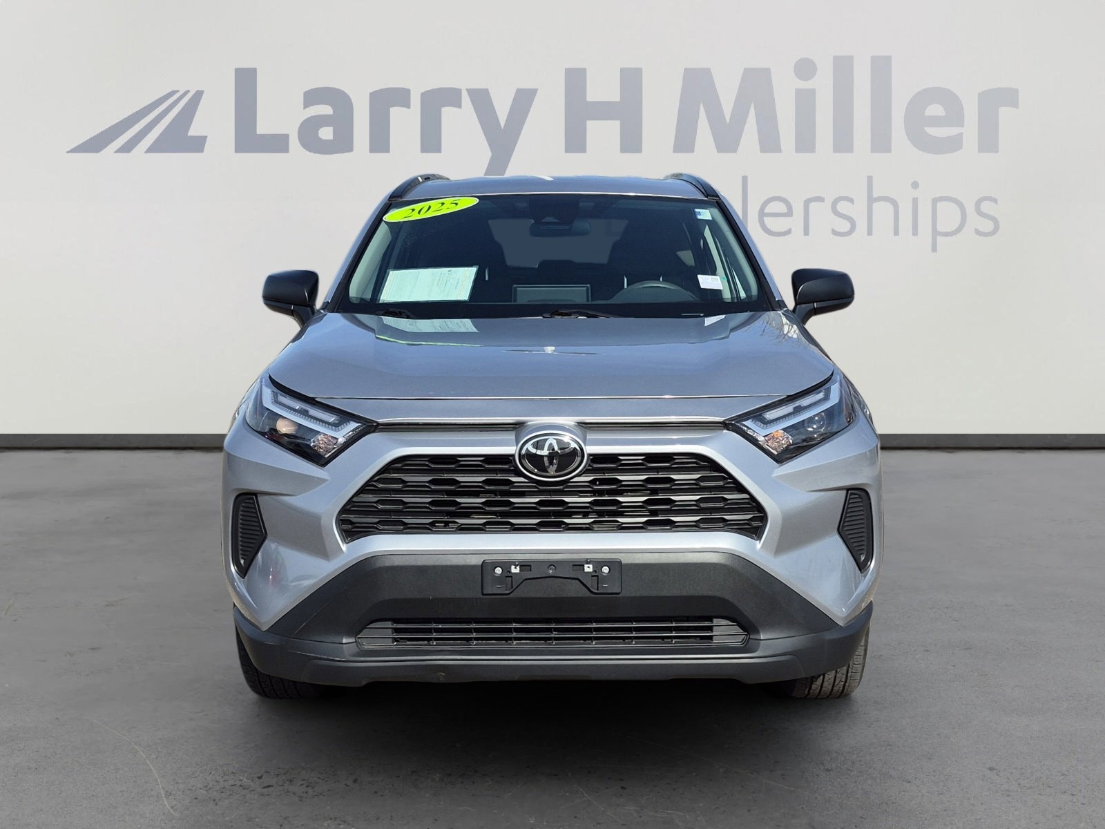 2025 Toyota RAV4 LE - Photo 8