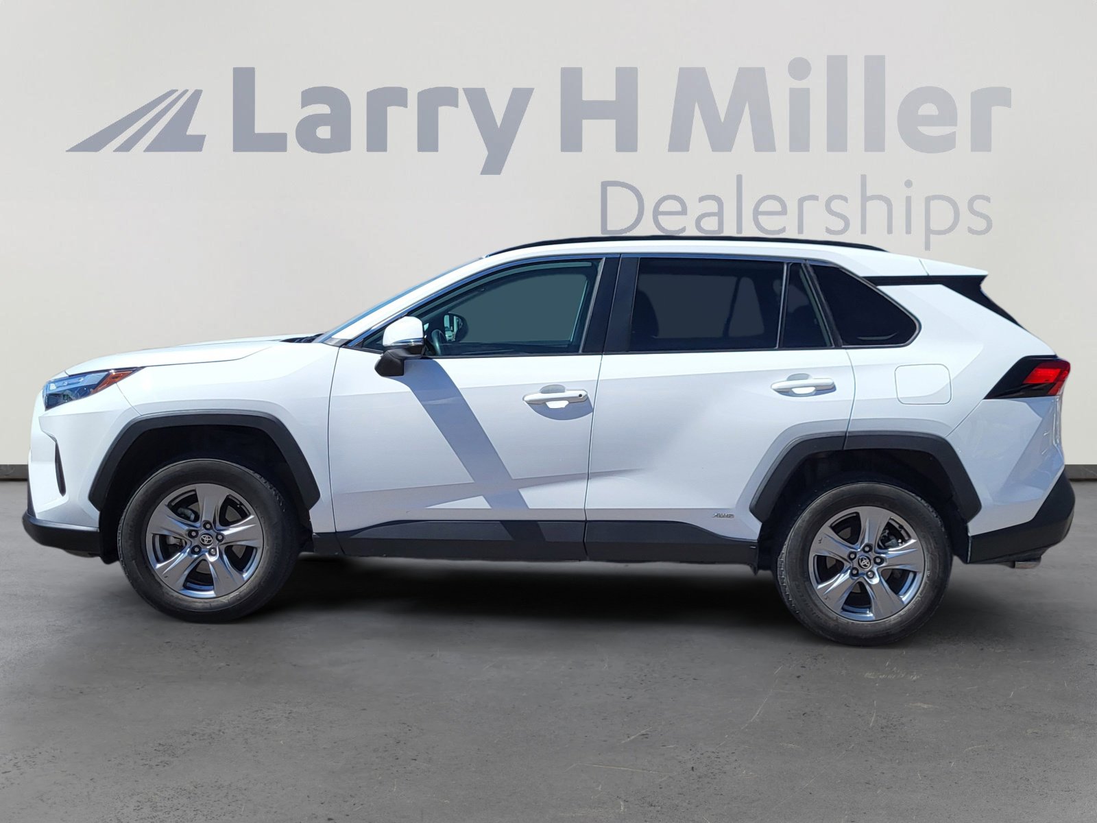 2024 Toyota RAV4 XLE photo 3
