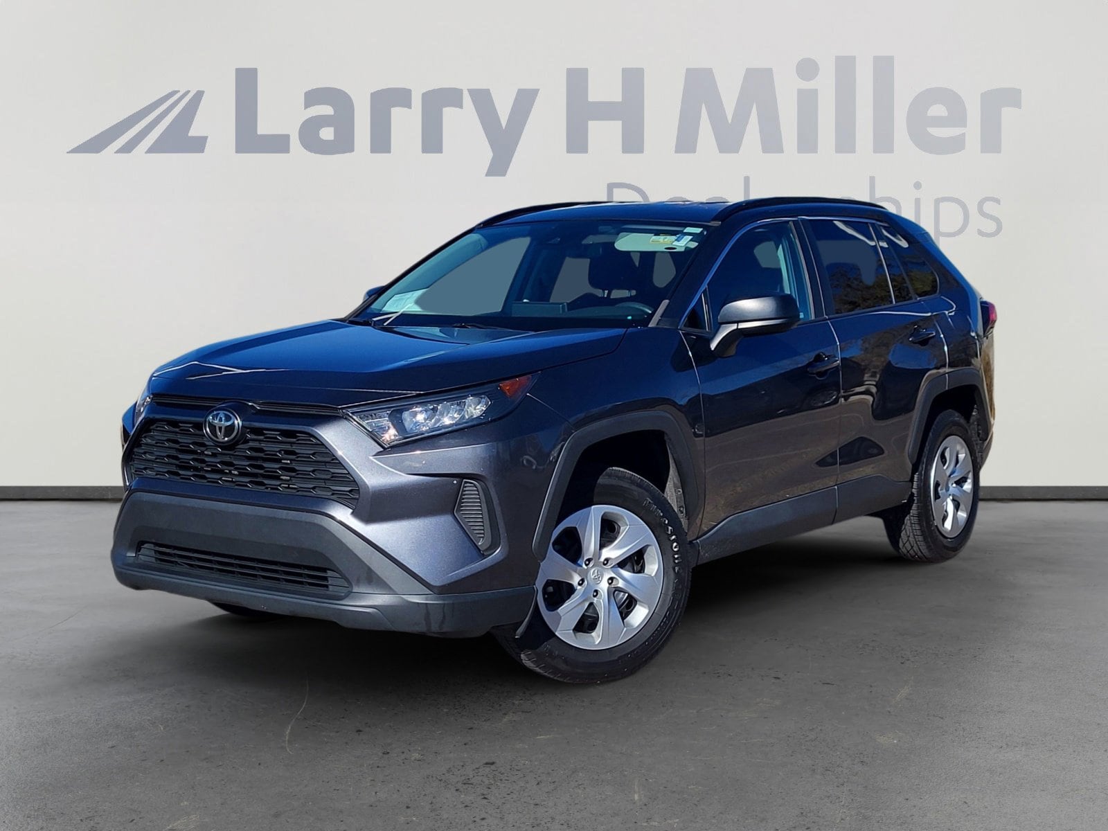 2020 Toyota RAV4 LE's photo