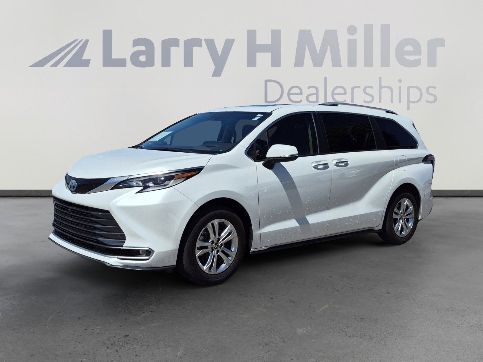 2022 Toyota Sienna Platinum 7-Passenger Hybrid AWD's photo