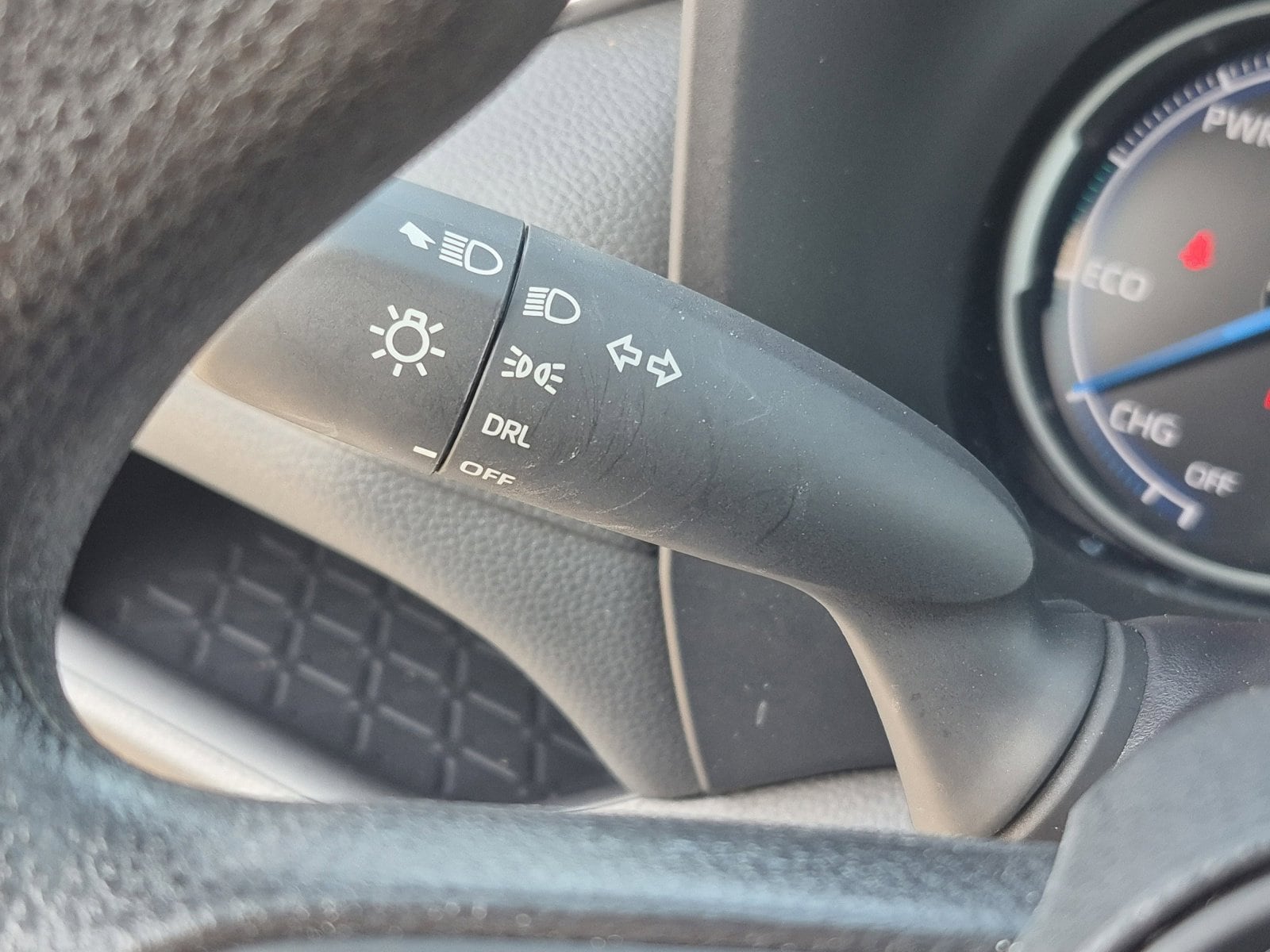 2025 Toyota RAV4 LE - Photo 33