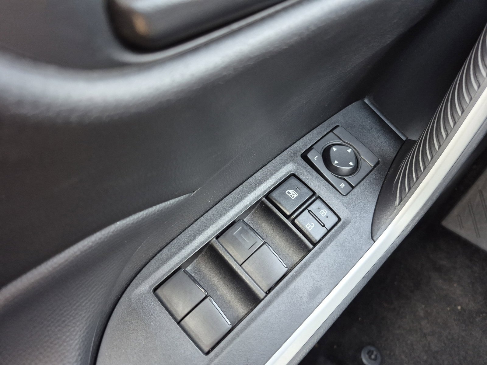 2025 Toyota RAV4 LE - Photo 13