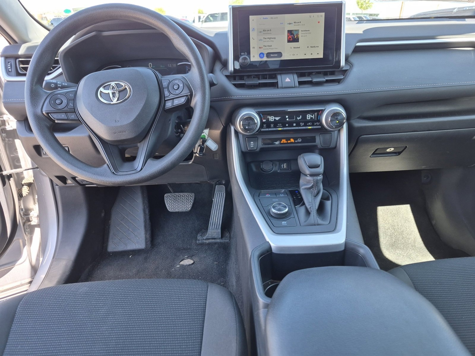 2025 Toyota RAV4 LE - Photo 18