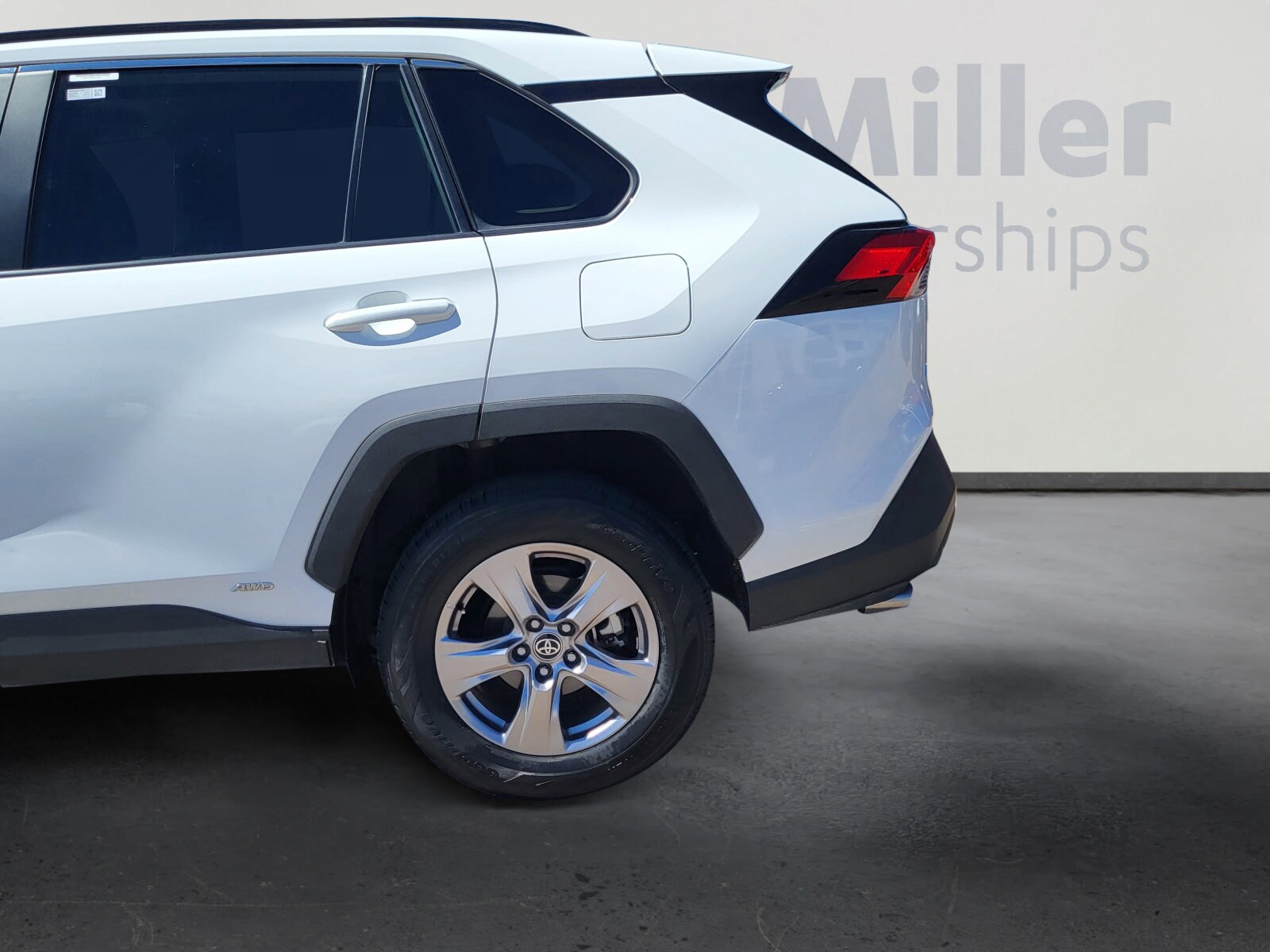 2024 Toyota RAV4 Hybrid XLE photo 4